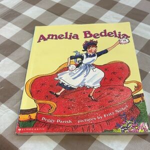 🟢10/$10 - Amelia Bedelia Book